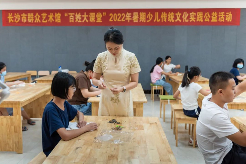 吴宁教小朋友湘绣。均为长沙晚报通讯员 李元锋 摄