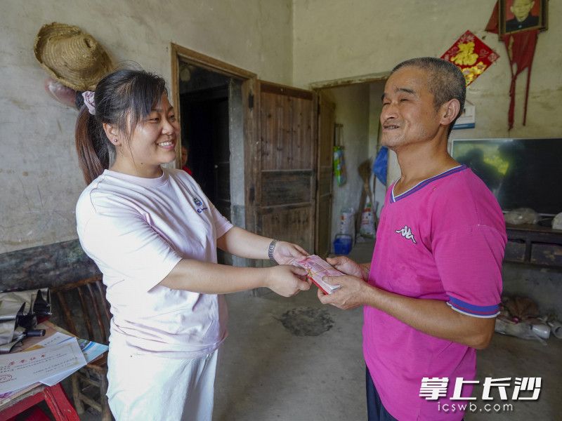 湖南师大附中星城实验学校1909班班主任张颖将奖金交给小佳的父亲吴小红。长沙晚报全媒体记者 冯启阳 摄