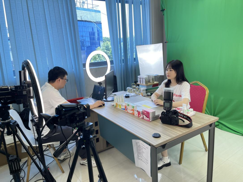 楚济堂目前已经成立了专门的新媒体中心，就时下流行、传播度广的输出方式进行研究学习，不断完善健康服务推广内容。均为长沙晚报实习生 黄伊萱  摄