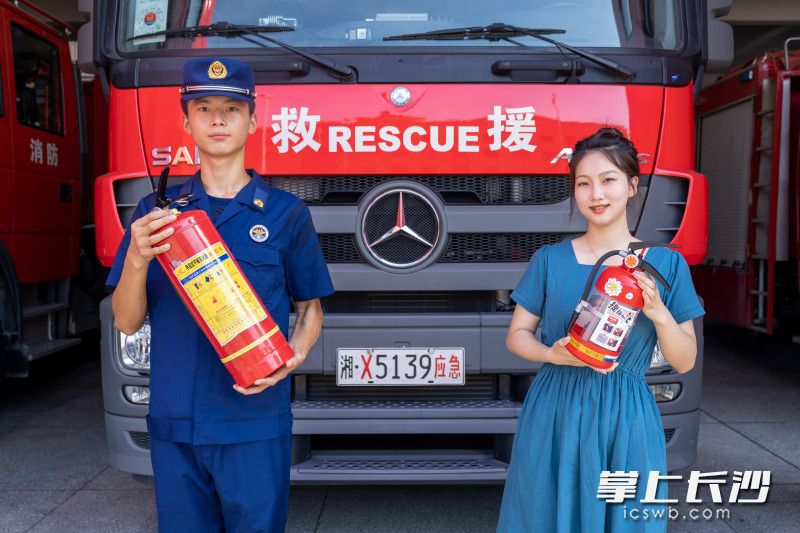 长沙晚报记者来到岳麓区石岭塘消防救援站，向消防员学习灭火器使用方法。长沙晚报全媒体记者 周数邑 摄