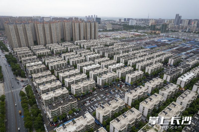 位于长沙县的中南汽车世界是一个开放式小区，停车一直是的一大难题。图为无人机镜头下的中南汽车世界。均为长沙晚报全媒体记者 郭雨滴 摄