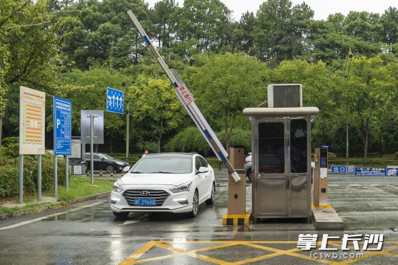 车辆通过新安装的道闸进入中南汽车世界。