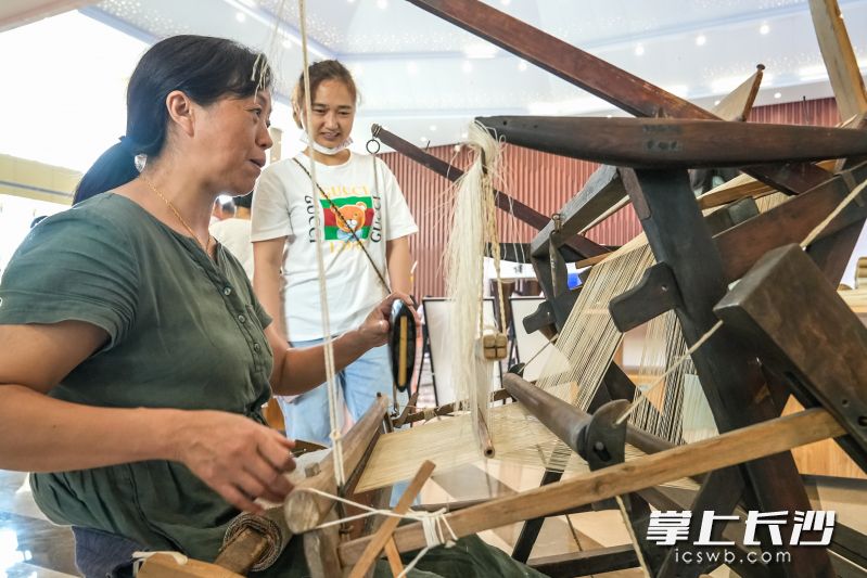 非遗传人在展示浏阳夏布的制作流程。均为长沙晚报全媒体记者 陈飞 摄