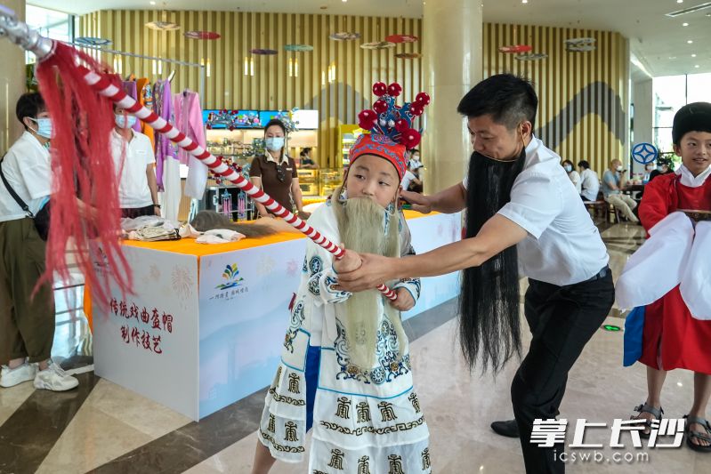 孩子们穿上戏服，感受浏阳花鼓戏魅力。
