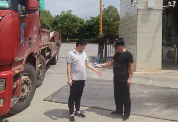 周铭为进出人员测量体温