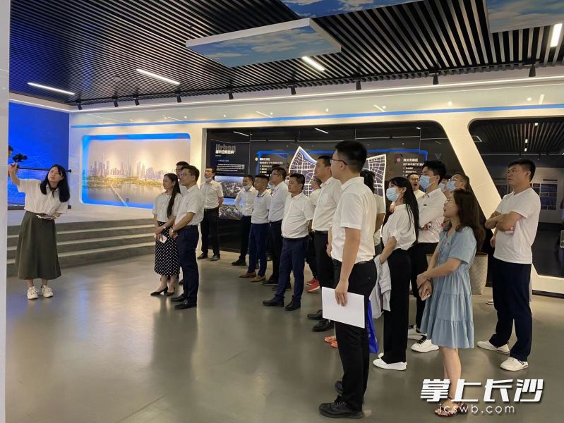 当天，青年企业家们还参观了长沙会展新城招商展示中心湖南自由港众创空间等。