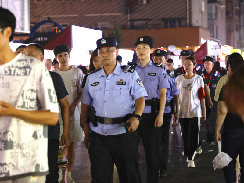 在四方商贸城夜市，四方坪派出所副所长张建军及民警张慧等人正在巡逻。 均为长沙晚报全媒体记者 聂映荣 摄