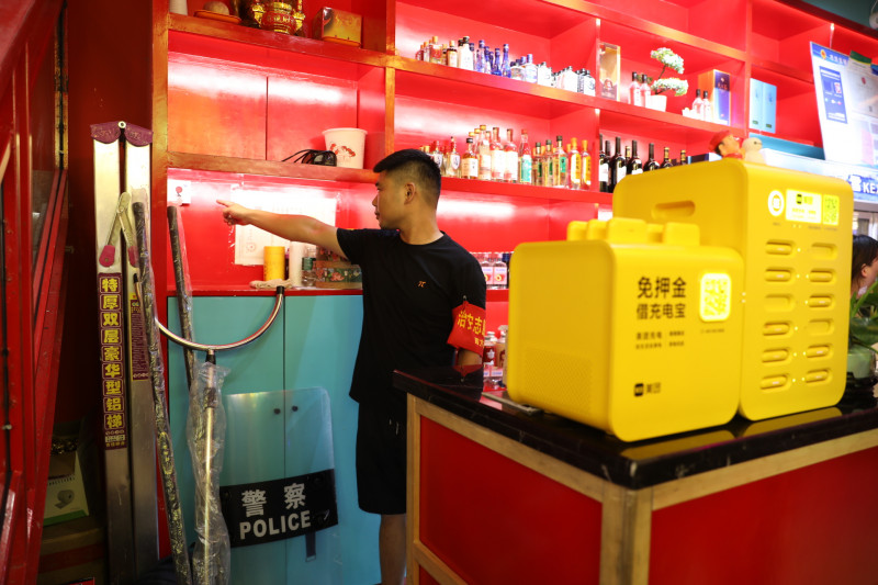 在公安部门的推动下，四方坪商贸城夜市部分门店店员成为治安志愿者，有的门店还安装了“一键报警”装置。