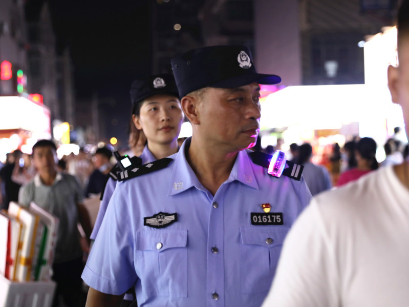 张建军、张慧等人正在四方商贸城夜市巡逻。