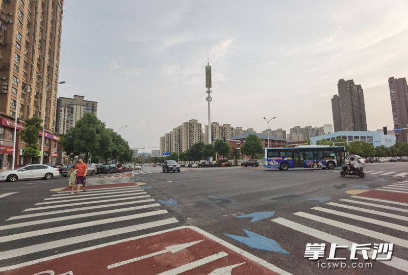 市民反映，岳麓区庙湾路与滨柳路交会路口的红绿灯今年5月起出现故障，至今一直未能恢复正常使用。长沙晚报全媒体记者 刘树源 实习生 杨涵 摄影报道