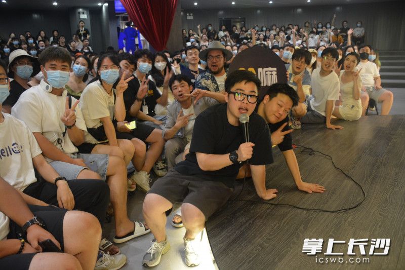 脱口秀成为年轻人休闲娱乐的“新宠”。笑嘛脱口秀俱乐部供图