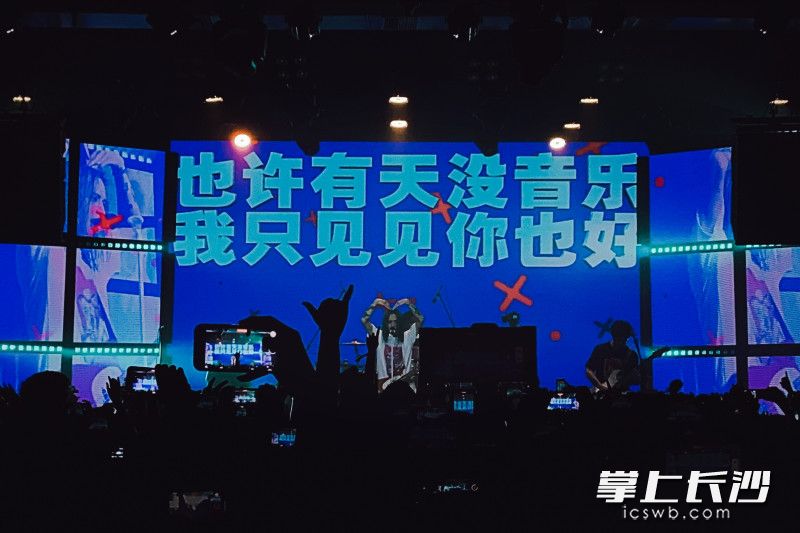 在46LIVEHOUSE，台上台下的每一个人都在享受音乐。 全媒体记者 刘俊 实习生 张馨以 摄