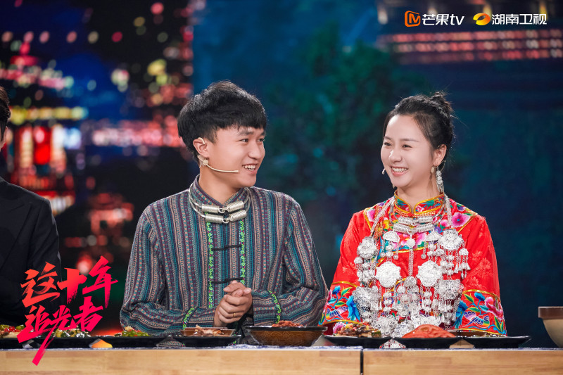 十八洞村的青年畅谈山乡巨变。