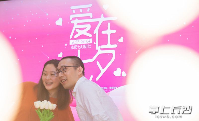 一对刚领证的年轻人正在拍照，脸上写满了幸福。长沙晚报全媒体记者 邹麟 实习生 易斯陶 摄