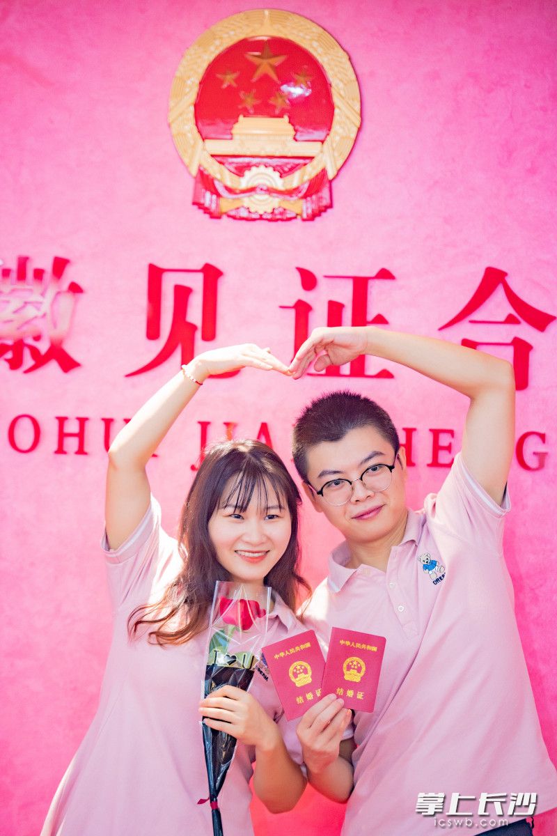 爱在七夕，一对刚领证的年轻人正在拍照，脸上写满了幸福。长沙晚报全媒体记者 邹麟 实习生 易斯陶 摄