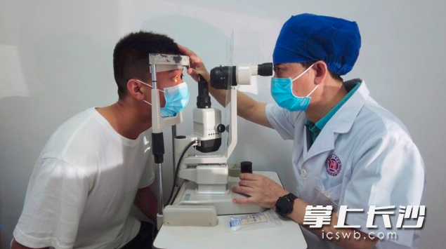 医生为患者检查视力。医院供图