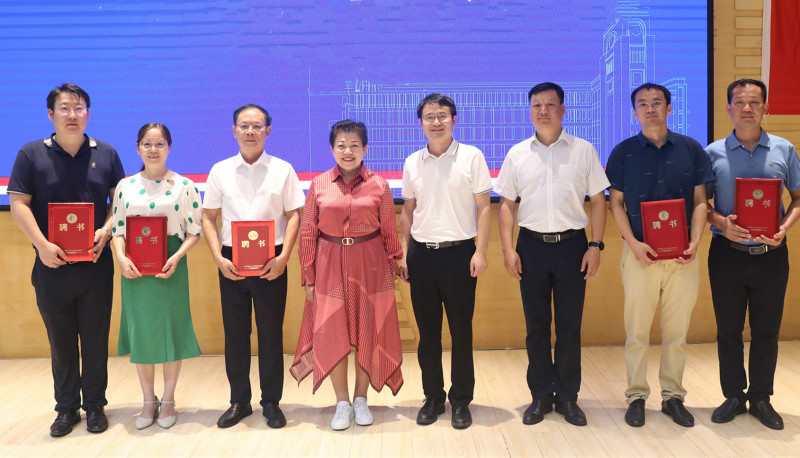 王琳达（左四）、王良（左五）与怡海中学领导班子成员合影。