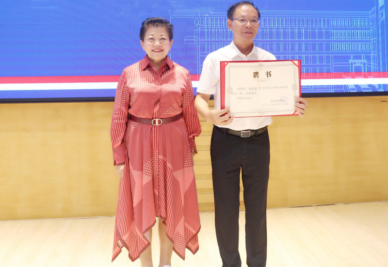 怡海集团董事局主席王琳达（左）向杨名瑛颁发聘书。均为长沙晚报通讯员 卢望军 供图