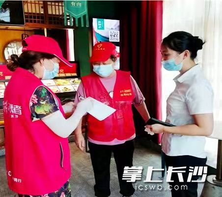 志愿者进行安全排查，宣传疫情防控等知识。长沙晚报通讯员 吕巧莉 供图