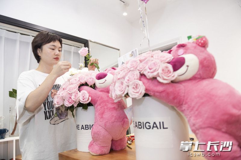 花店工作人员在制作“抱抱熊”创意花束。 均为长沙晚报全媒体记者 郭雨滴 摄