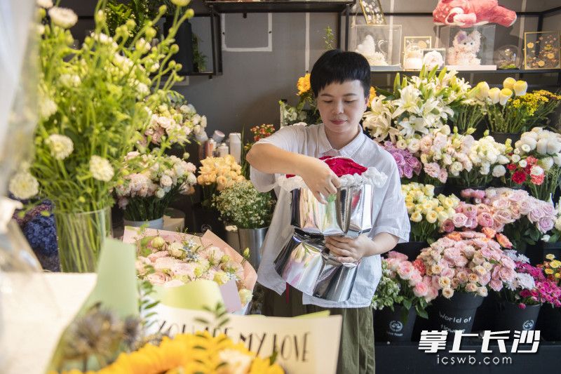 花店工作人员在制作玫瑰花束。