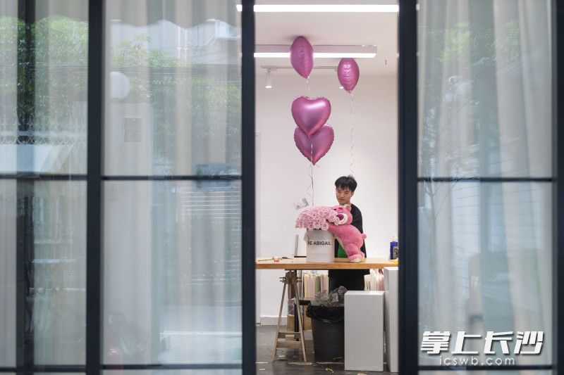 花店工作人员在制作“抱抱熊”创意花束。