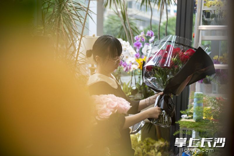 花店工作人员在制作玫瑰花束。