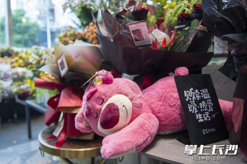 可爱的“抱抱熊”花束成为今年七夕期间销售的一匹“黑马”。