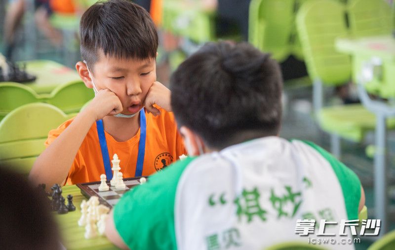 参赛选手正在认真思考下一步棋。