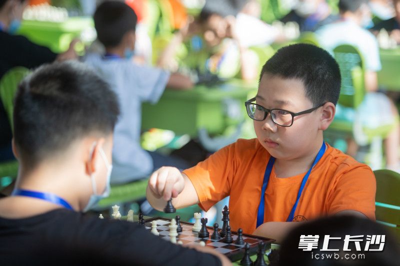 参赛选手正在认真下棋。