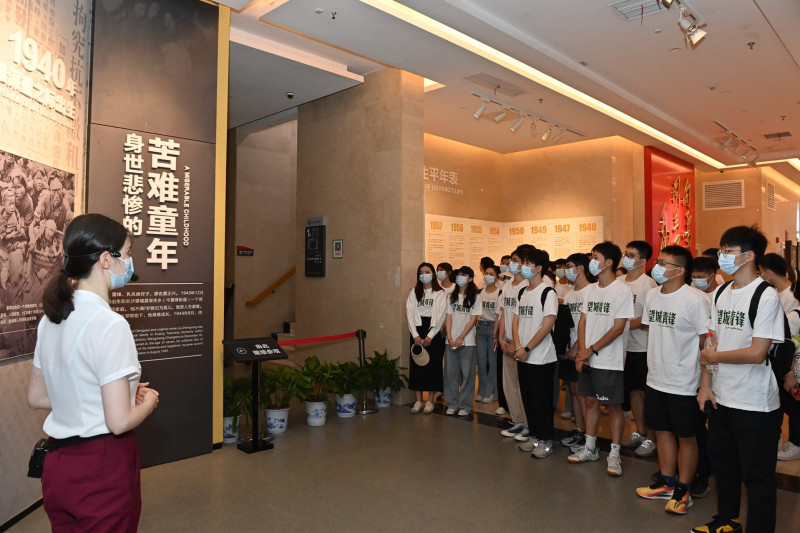 大学生们参观雷锋纪念馆。均为长沙晚报通讯员 彭园琛 供图