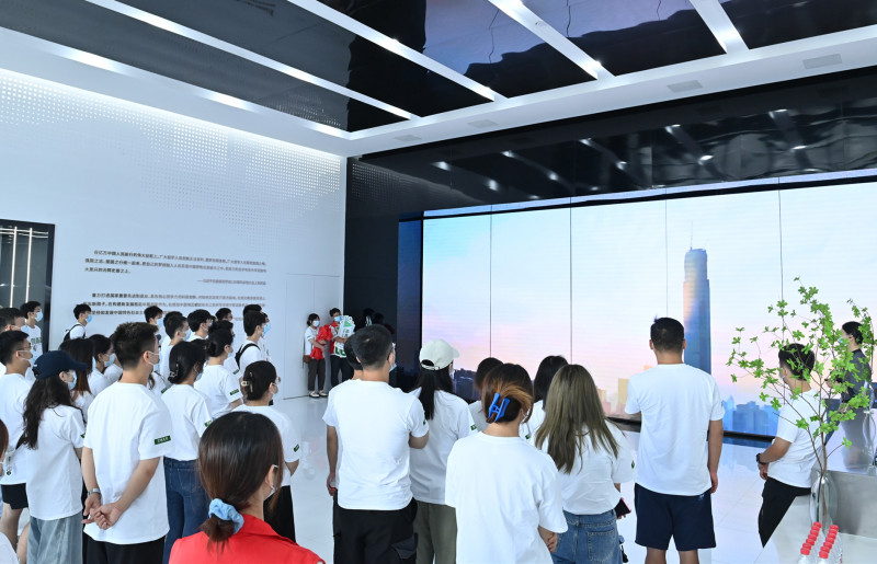 在大泽湖海归小镇展示中心参观。