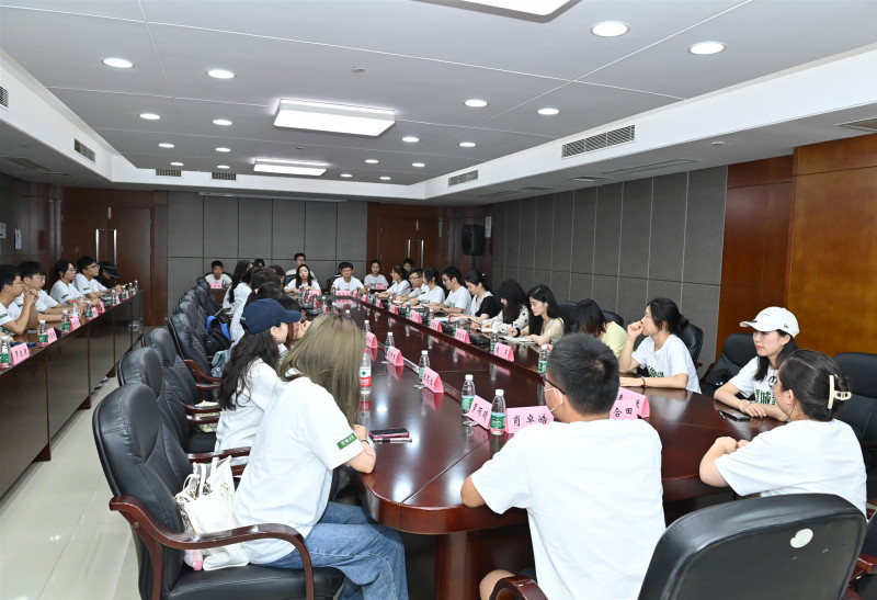 座谈会上，参加实习的大学生们踊跃发言。