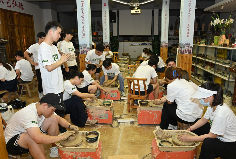 大学生们在泥人刘陶艺体验馆体验。