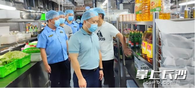 天心区对热门餐饮店开展食品安全突击检查。均为长沙晚报通讯员 任咏梅 供图