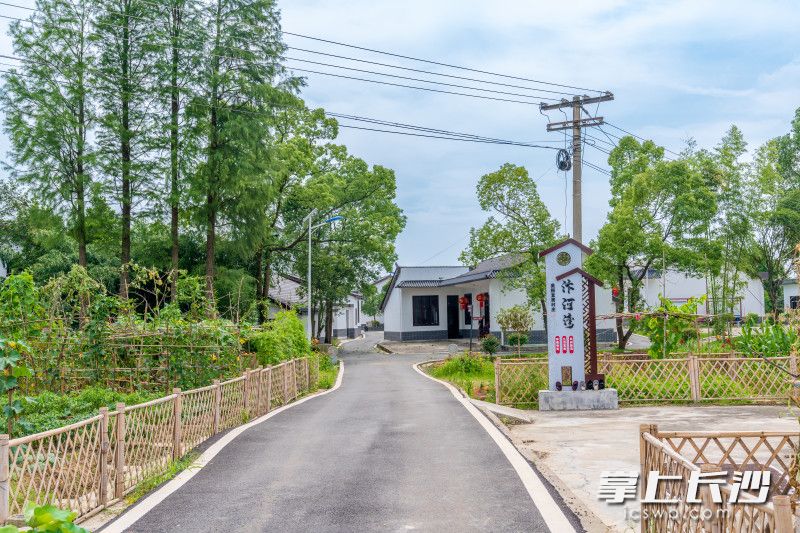 修葺一新的民居看起来赏心悦目。