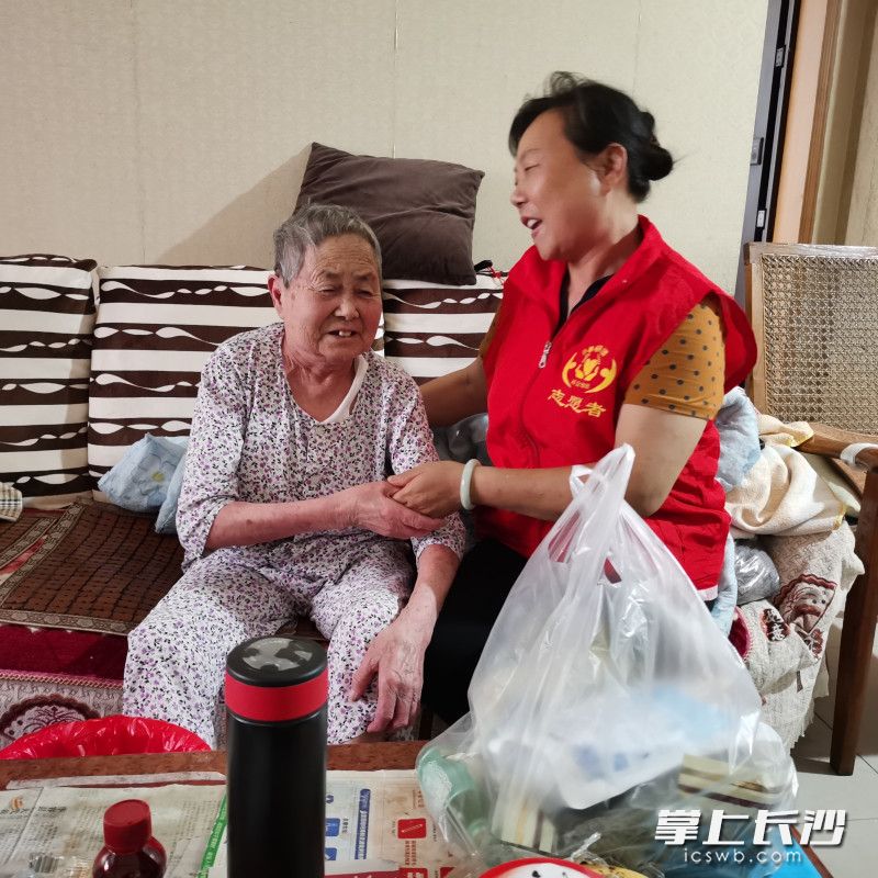 小春帮帮团志愿者为刘娭毑送上防暑物资。长沙晚报全媒体记者 王斌 摄