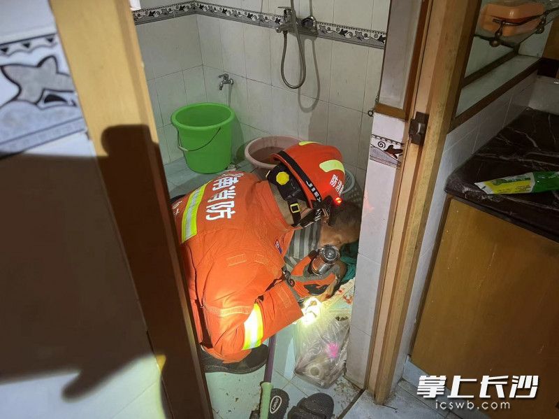 现场，消防救援人员使用破拆工具实施救援。长沙晚报通讯员 余娜 供图
