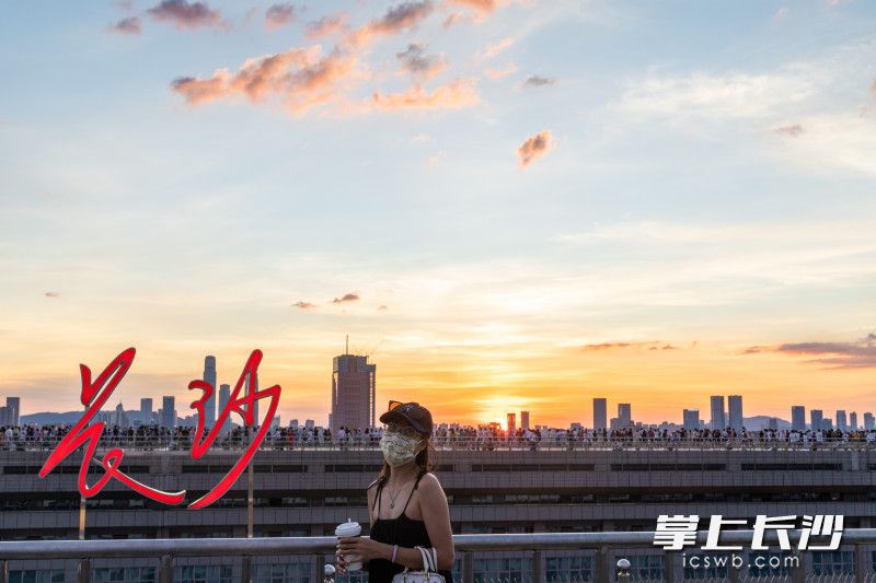 2022年8月10日，万家丽国际购物广场顶楼，夕阳下的的天空黄蓝相间，令人沉醉。