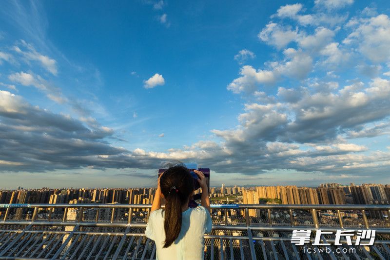 万家丽国际购物广场顶楼，一名小孩正在用望远镜观察天空。