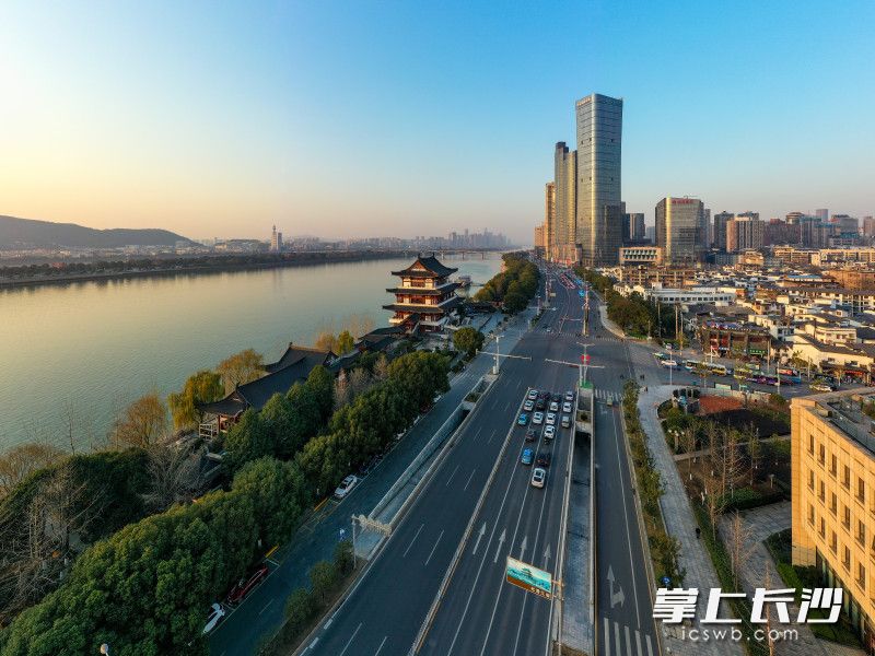 “天心蓝”与湘江碧水相映成趣。长沙晚报全媒体 陈飞 摄