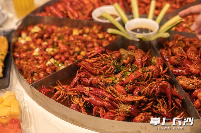 渔人码头的主打美食就是小龙虾。长沙晚报全媒体记者周数邑摄