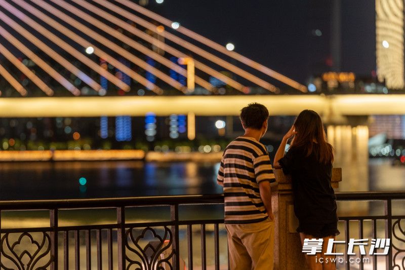 国庆期间，去渔人码头品美食，赏灯光秀成为许多人的选择。长沙晚报全媒体记者周数邑摄