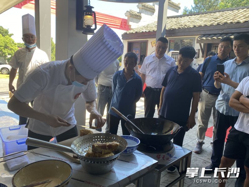 来自宁乡市各乡镇街道的大厨们正在烹饪色香味俱全的宁乡大菜。   均为长沙晚报全媒体记者张禹、通讯员喻恩来摄