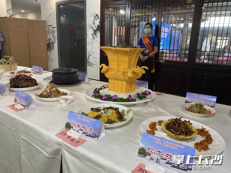 一桌子地道的宁乡美食令人食指大动。