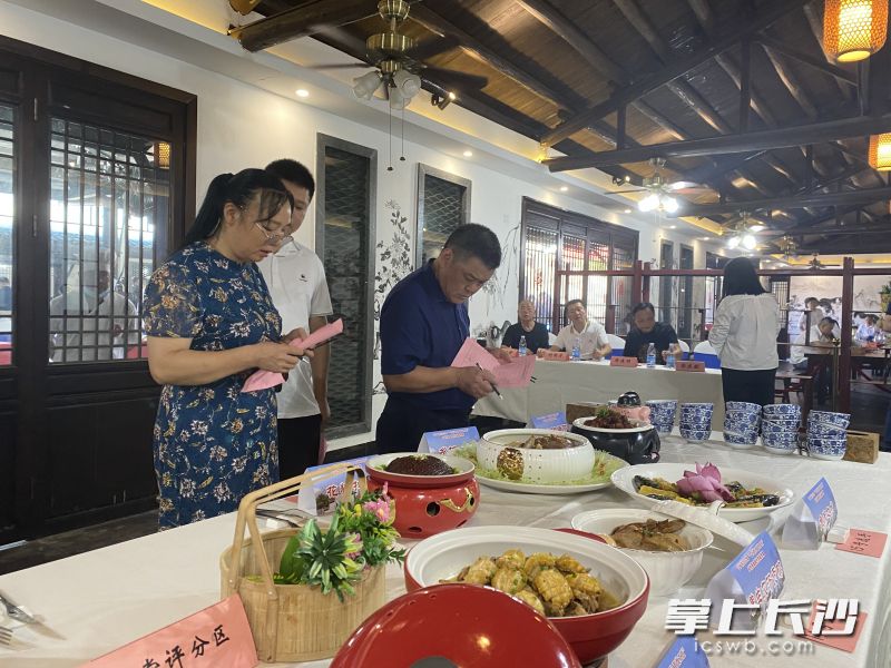 湘菜大师、国家级评委从菜品的品牌、食材、工艺、外观、味道等方面进行评分。