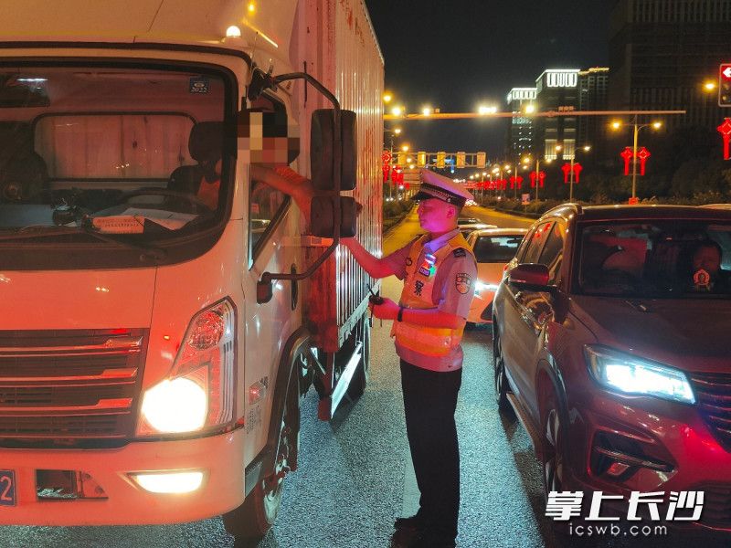 天心交警正在执勤。  均为长沙晚报通讯员向军供图