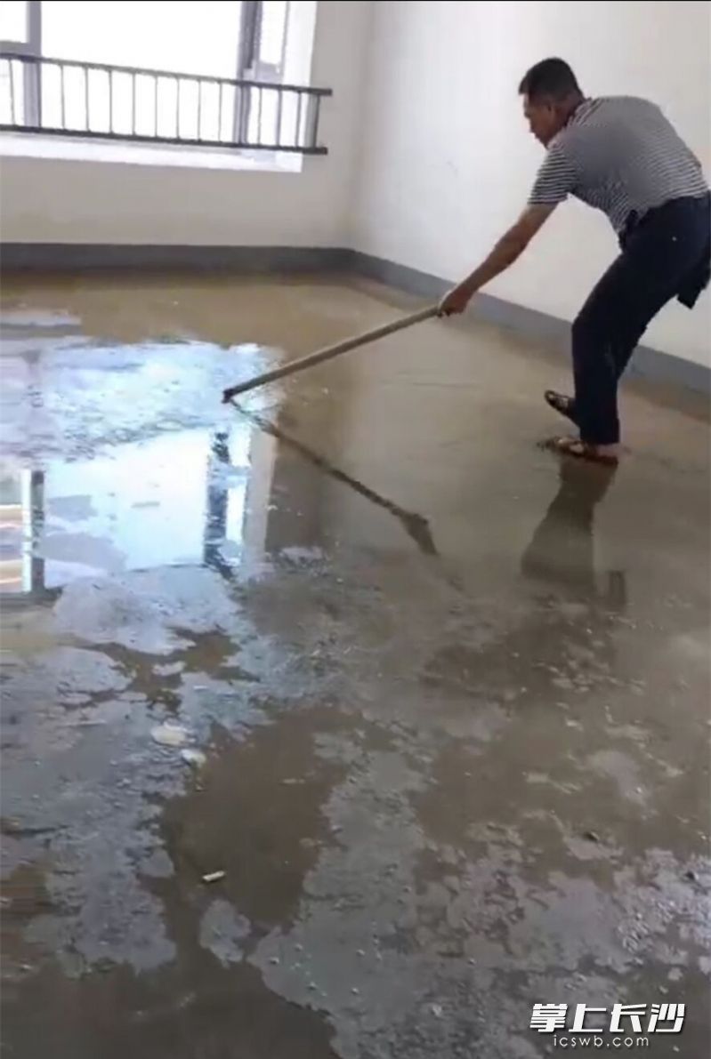 谭女士提供的多段视频显示，避难层当时已经被污水浸泡，一片狼藉。