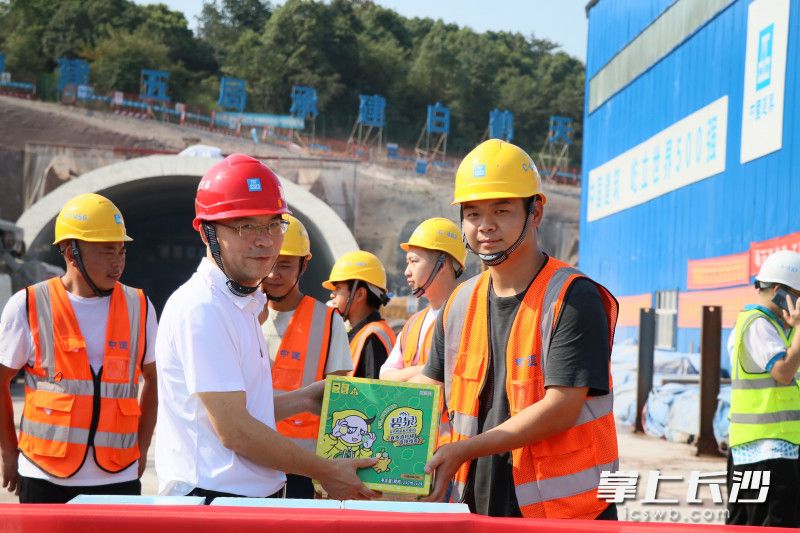 8月17日，湖南省经贸建设工会主任刘武聪率队来到中建五局土木公司环保分公司梅浦联络线项目，开展“夏送清凉”走访慰问活动。均为长沙晚报全媒体记者 陈焕明 通讯员 贺 雨妍 吴卓 摄影报道