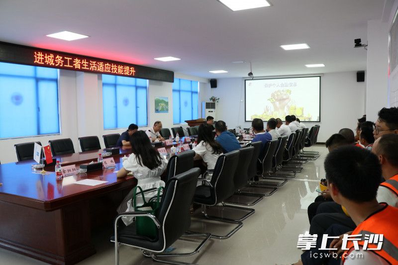 刘武聪一行来到项目驻地了解项目职工小家建设情况。